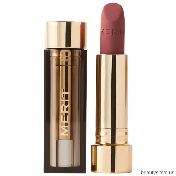 Габбриетта заменила консилер на губах на комбинированный вариант вне сезона, который странным образом подходит для лета 2025 года.