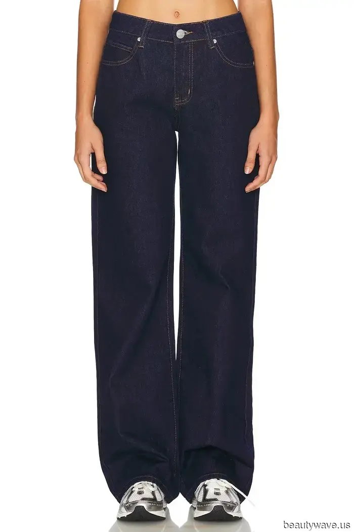 It Turns Out That This Flat-Shoe Trend Pairs Well with Dark-Wash Jeans