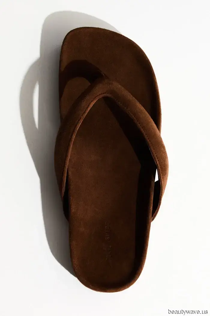 White jeans always appear stylish, but this sandal color enhances their chicness the most.