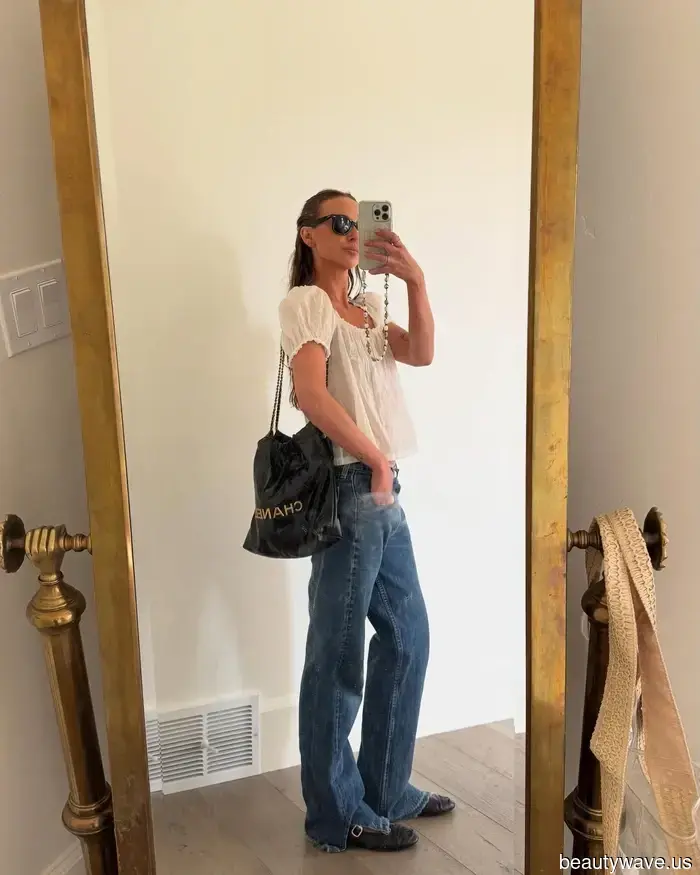 5 Einfache Jeans-und-ein-schönes-Oberteil-Outfits, die Modeleute gerade ständig tragen