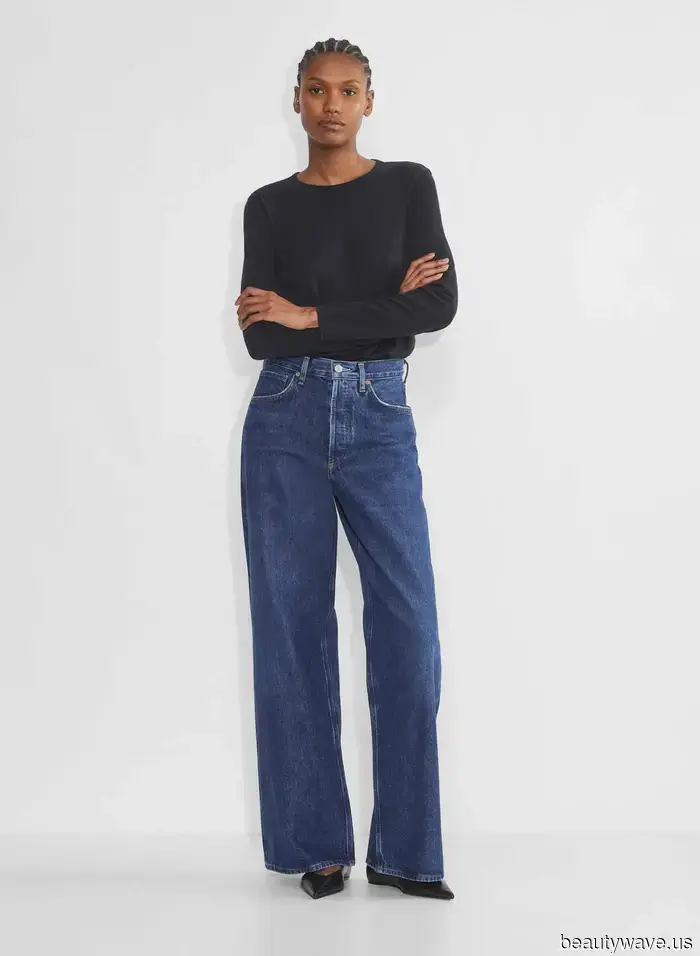 Aritzia is hosting a discreet sale, featuring jeans from the popular denim brand that cool girls adore.
