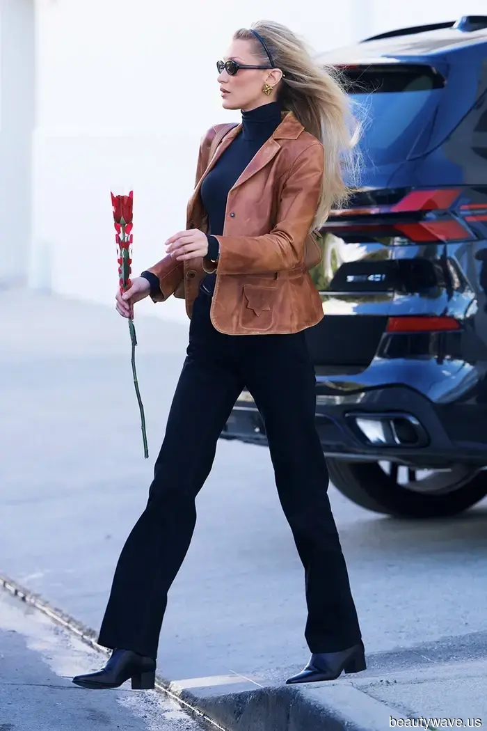 Los jeans bootcut han vuelto&mdash;Estos son los zapatos anti-tendencia con los que se ven más geniales.