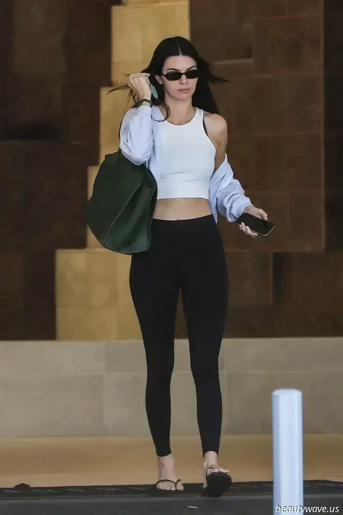 Tenere le scarpe da ginnastica: * Questo * È l'elegante tendenza scarpa moda persone indossano con leggings per Pilates
