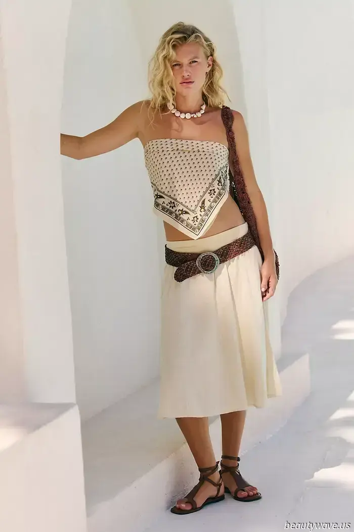 La Tendencia Atemporal de las Faldas Que Hace Que las Chanclas y las Bailarinas Luzcan Más Elegantes Este Verano