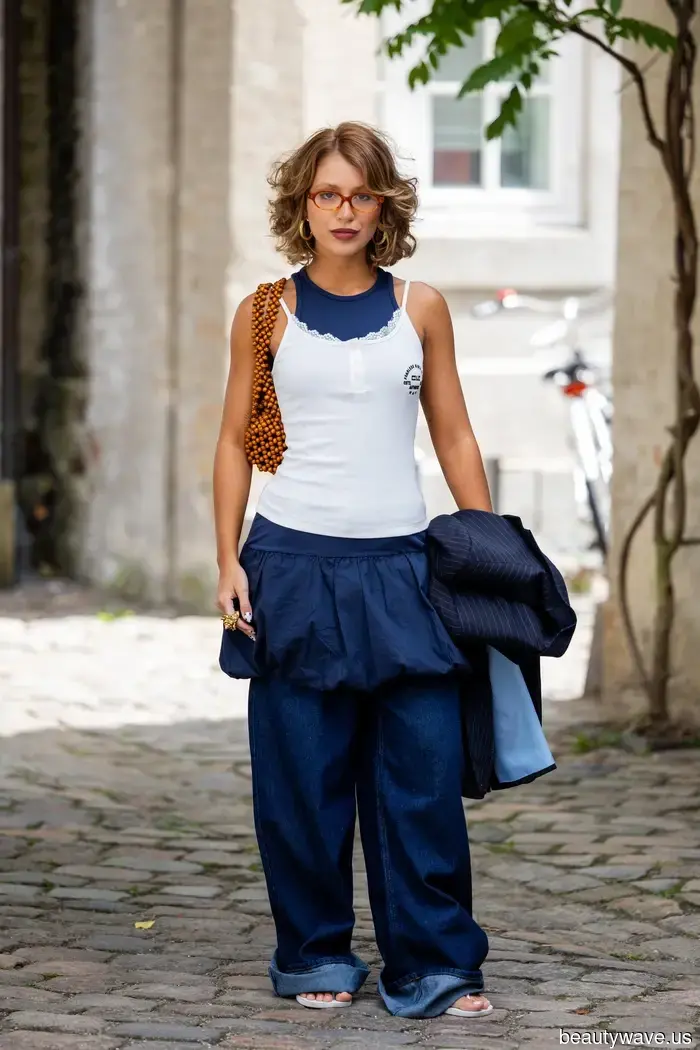 Scandi-Mädchen in Kopenhagen trugen diesen umstrittenen Schicht-Trend mit Jeans während der Fashion Week