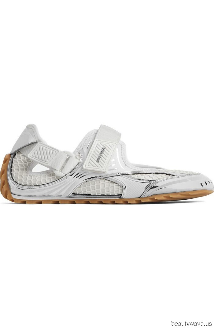 Gli odiatori di sneaker (compreso me stesso) hanno adorato questa carina tendenza delle scarpe, e il paio da $100 è finalmente tornato disponibile.