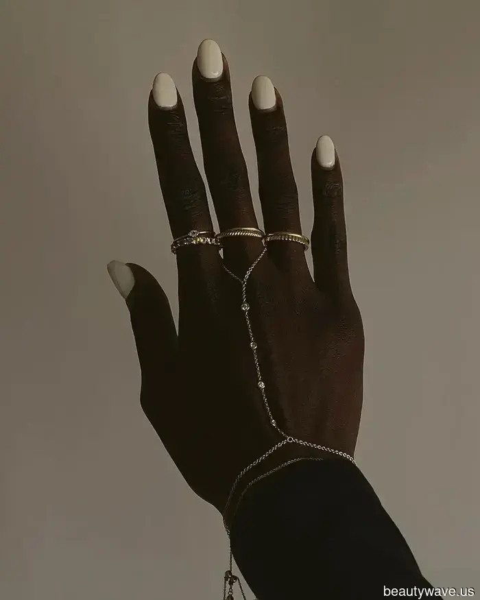 Da Onice a Bianco Latte, Questi Sono i 7 Migliori Colori di Unghie per Toni di Pelle Scura