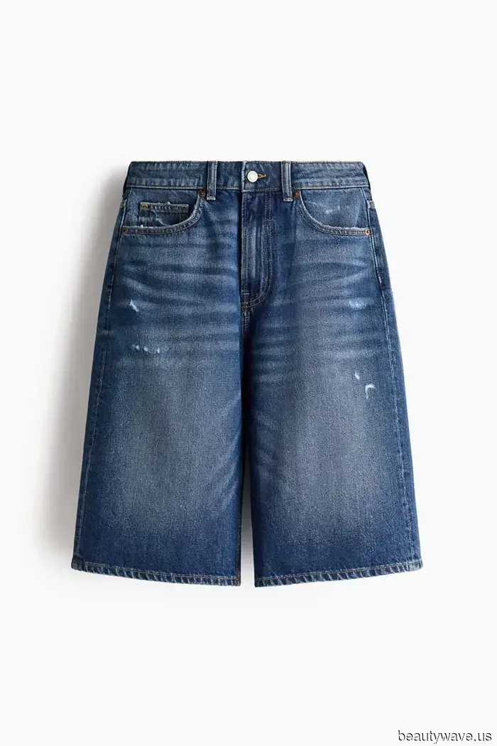 Combining these shoes with long, loose-fitting shorts makes them dramatically more flattering.