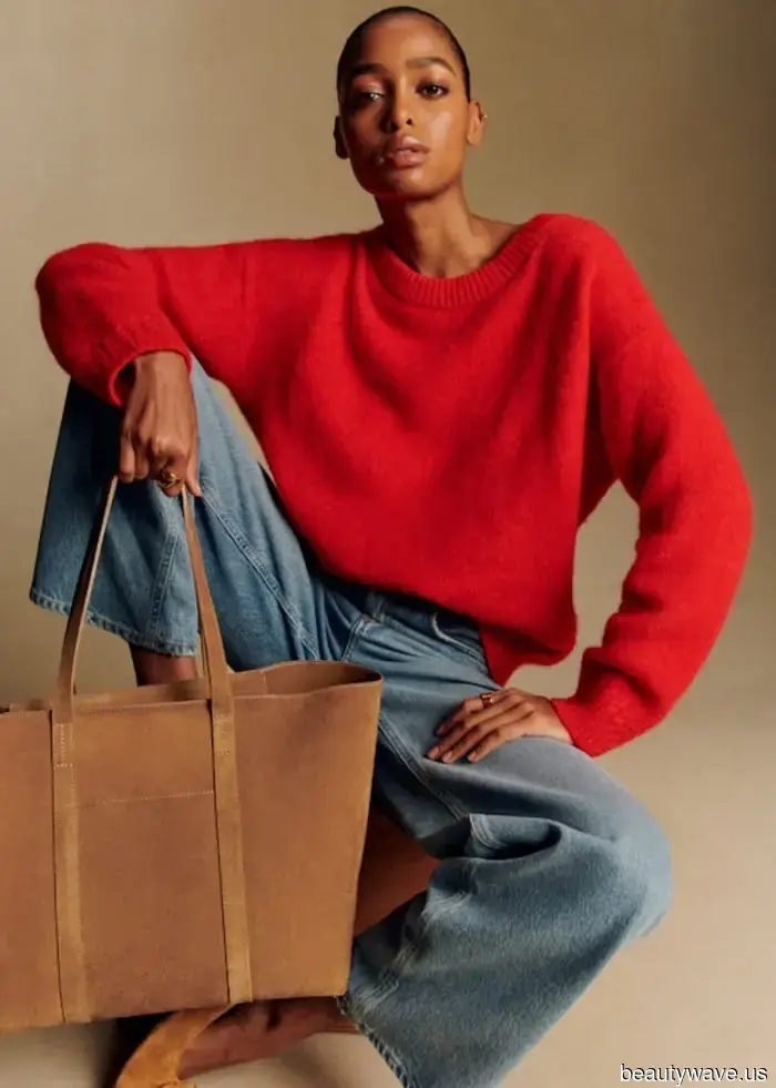 Sarah Pidgeon has just mastered transitional spring fashion with this surprising essential.