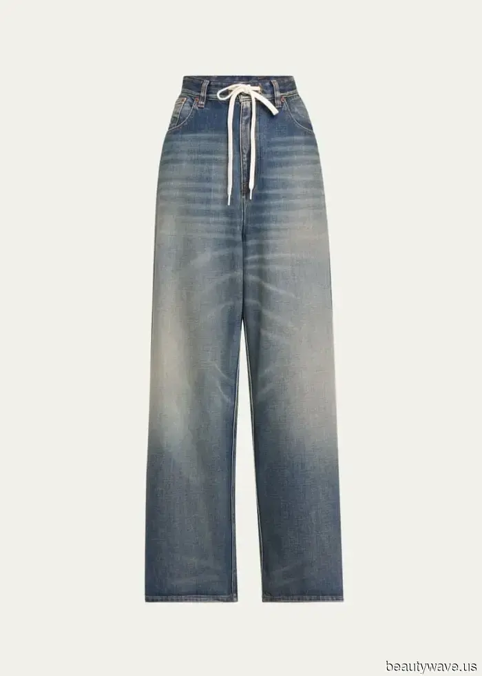 Escucha, ser genial en 2025 requiere solo 2 cosas: jeans holgados y esta extraña tendencia viral de zapatos planos.