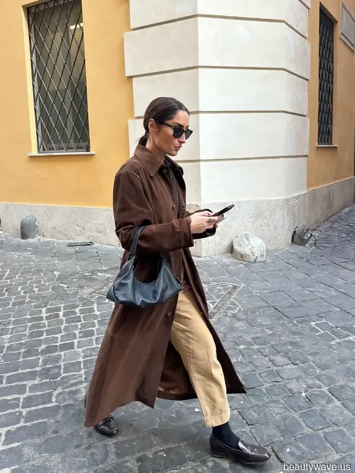 Si quieres lucir más elegante este otoño, compra un par de pantalones y un par de jeans en este color.