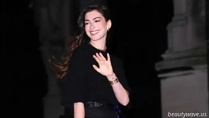 Die ungewöhnliche Schuhfarbe von Anne Hathaway verleiht schlichten Jeans die Ausstrahlung einer Hauptfigur.