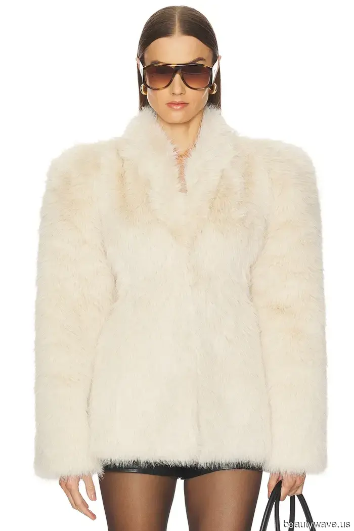 Cada mujer elegante debería tener este estilo de abrigo en su guardarropa de invierno.