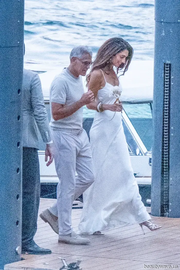 Not Gold—Stylish Individuals in Their 40s and 50s Recognize That This "Outmoded" Heel Color Is Surprisingly Elegant.