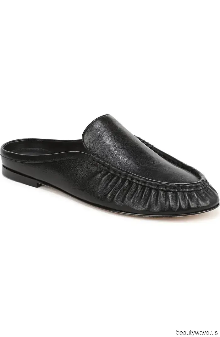 Nicht Sneakers, nicht Sandalen&mdash;Lauren Conrad weiß, dass Cropped Jeans am besten zu diesem flachen Schuhtrend passen.