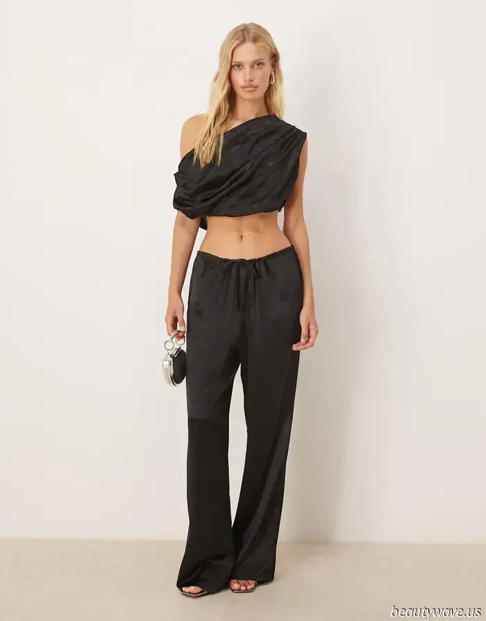 Como por arte de magia, este estilo de pantalón brillante hace que los conjuntos completamente negros luzcan tan elegantes