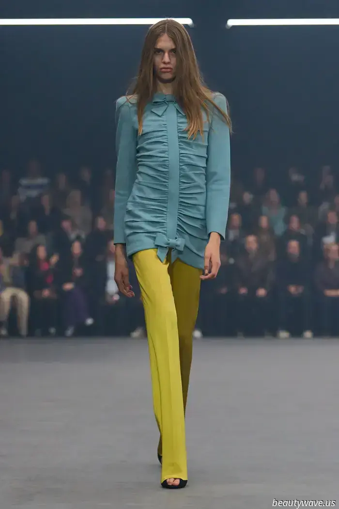 Alessandro Michele bringt sanfte Eleganz und zarte Romantik für Valentinos Frühjahr 2026