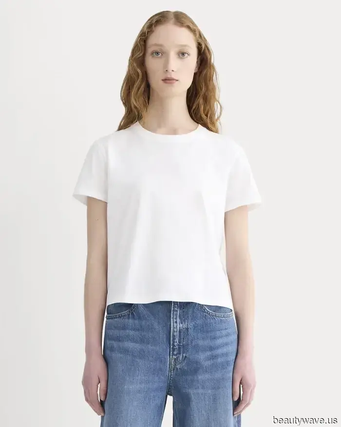 Lindsay Lohan weiß, dass dies immer der coolste Weg sein wird, eine millennial-codierte Jeansjacke zu tragen.