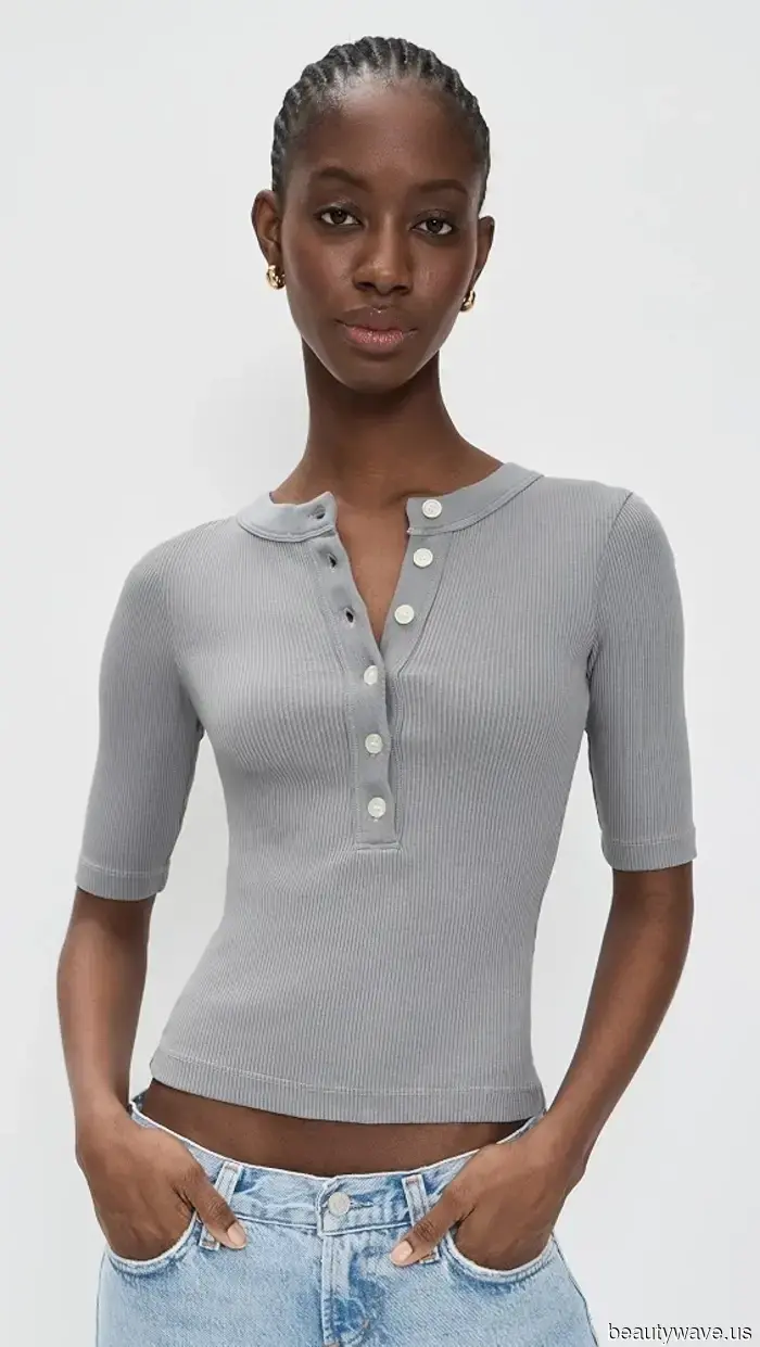 ICYMI: Le persone della moda hanno silenziosamente sostituito le loro t-shirt bianche con questo basic autunnale più chic.