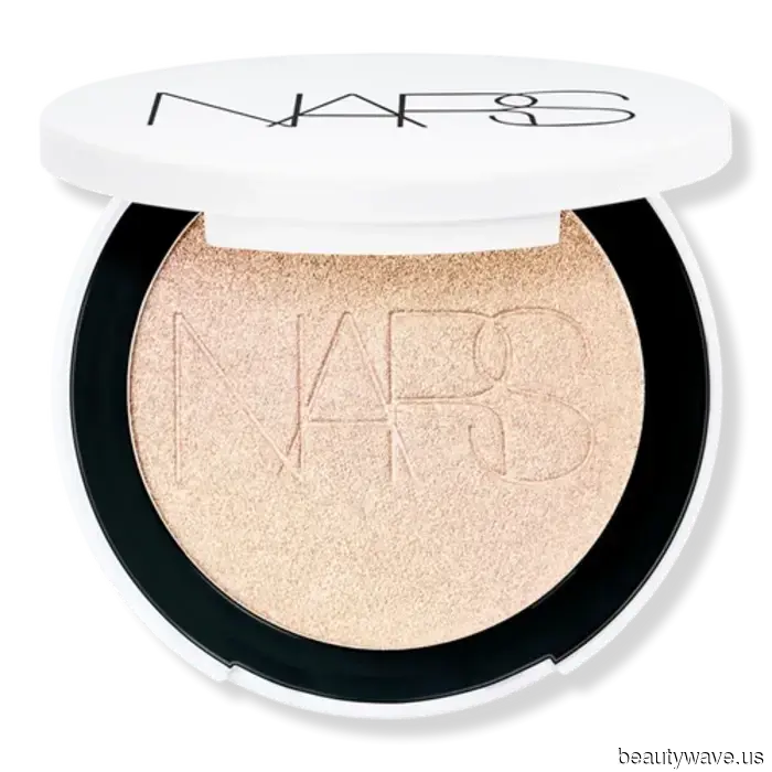 Dalle labbra macchiate di vino ai tocchi di lamé: 10 tendenze di bellezza per le festività che le persone del mondo della moda stanno salvando da mesi