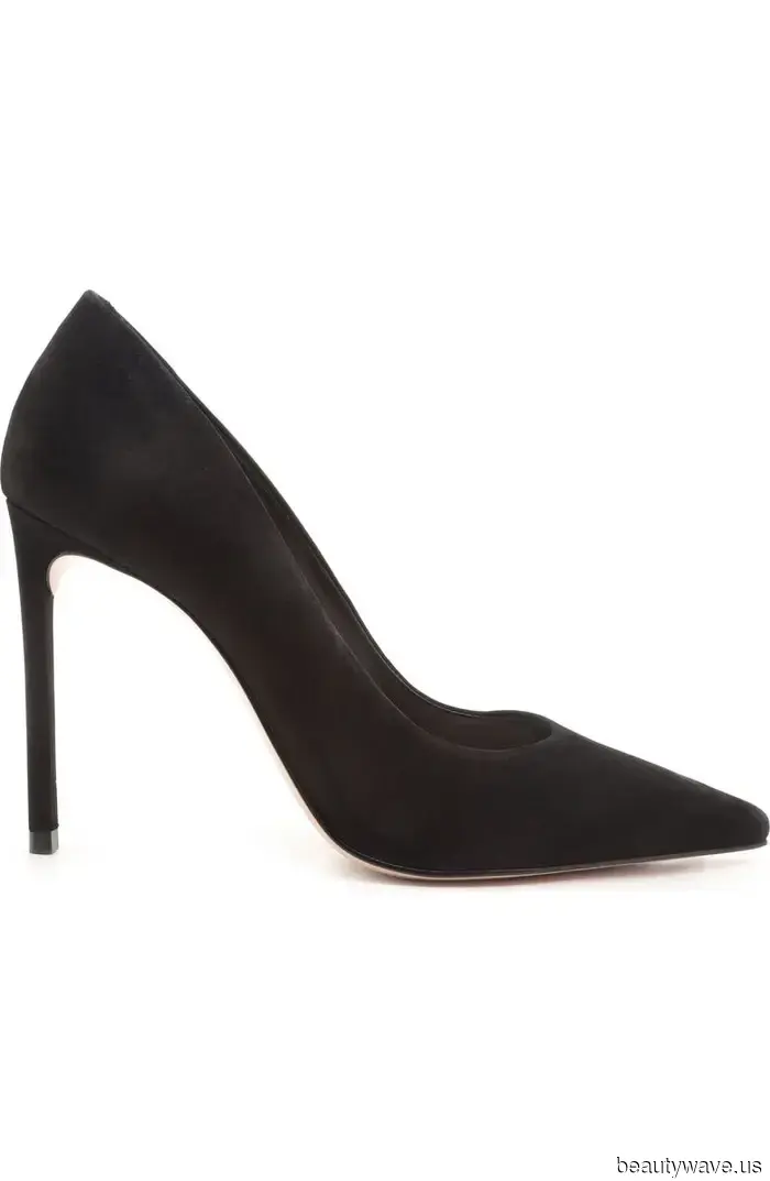 Il modo da ragazza cool per indossare i pantaloni eleganti è con questo basic e queste scarpe.