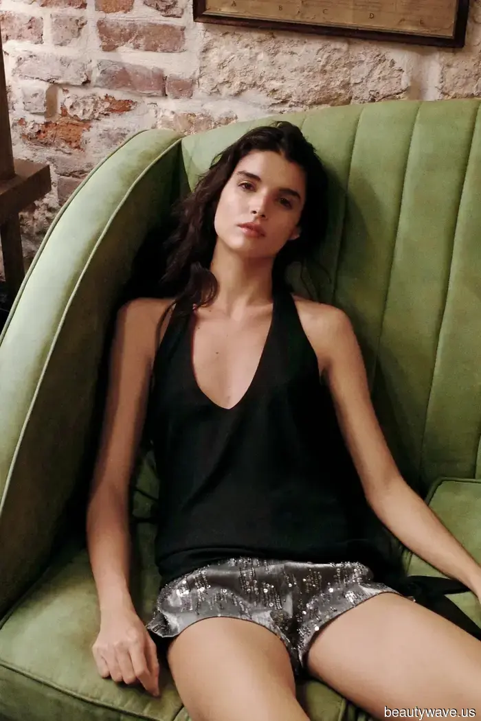 7 Tops de Verano Chic que las Mujeres Europeas Están Usando con Jeans