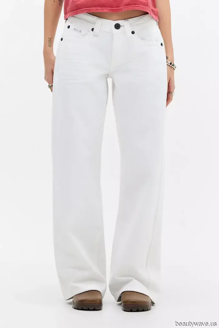 Secondo Carolyn Bessette Kennedy, i jeans bianchi possono essere indossati tutto l'anno&mdash;5 modi per abbinarli prima della primavera…