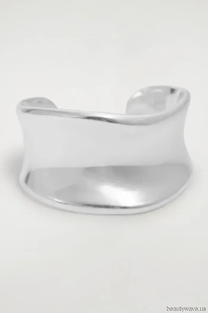 Step aside, Burgundy; this hue is the new trendsetter color—check out these 7 autumn outfits that demonstrate it.