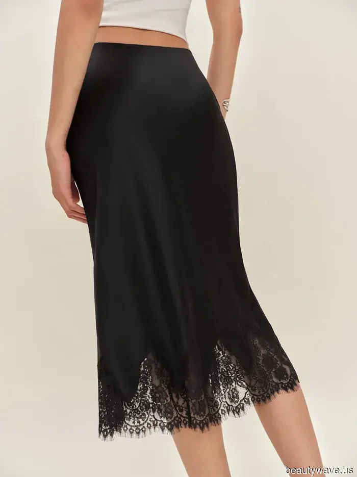 Everyone in the fashion world is in consensus: this winter boot style is versatile enough to be paired with jeans, skirts, and leggings.