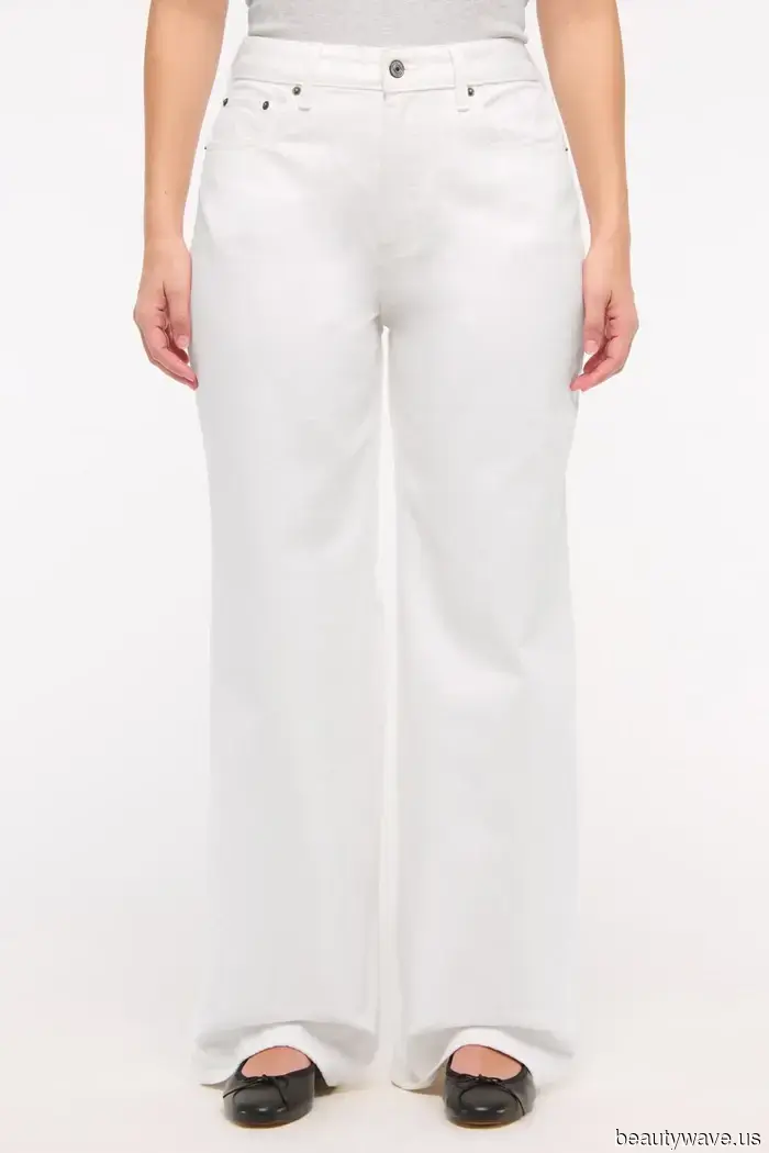 Los jeans azules están bien, pero para el otoño, las personas elegantes saben que esta controvertida tendencia de denim se ve más rica.