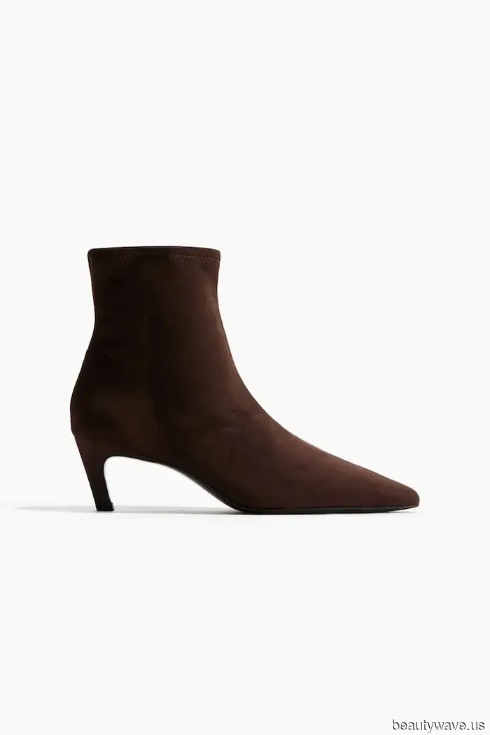 Mode-Mädchen haben alle anderen Trends für Knöchelstiefel für diesen&nbsp;einen speziellen&nbsp;reich aussehenden Stil aufgegeben.