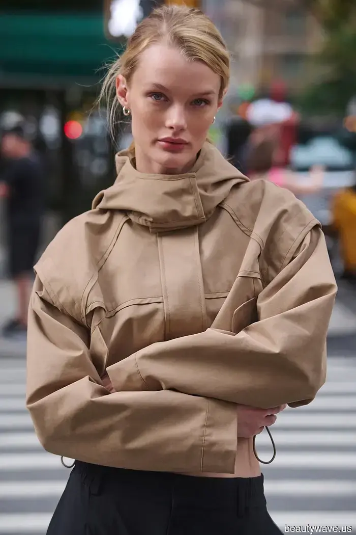 Forget about fleeces and hoodies—this is the must-have jacket for pairing with simple leggings.