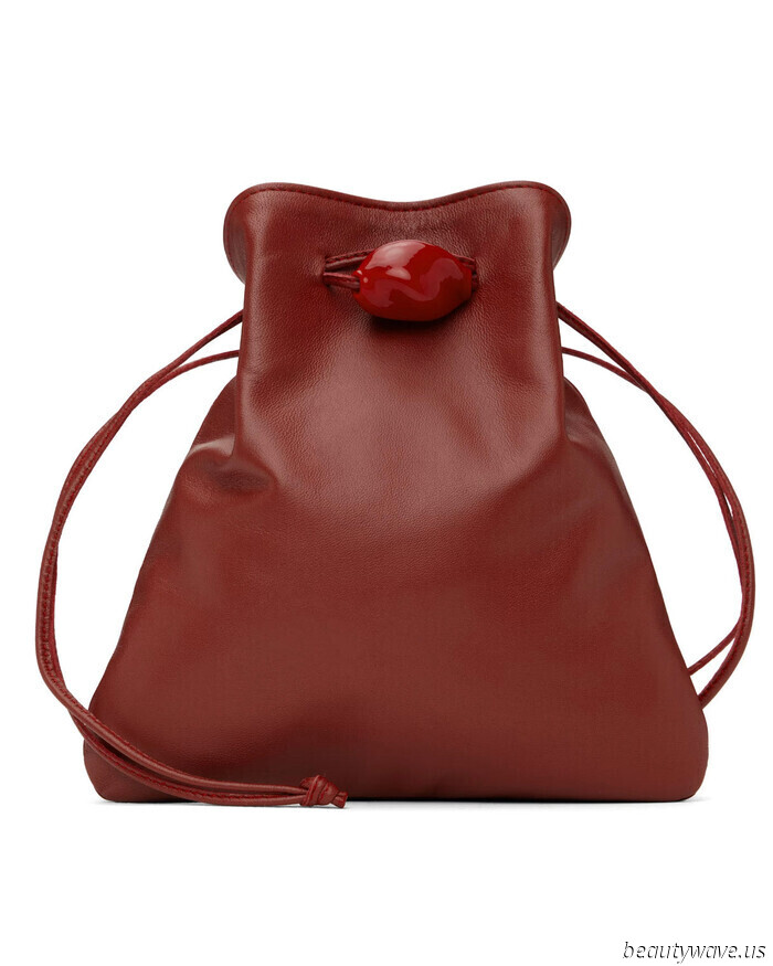 More Stylish Than a Shoulder Bag, More Laid-Back Than a Clutch—The Bag Trend That Only Fashionable Individuals Are Aware Of