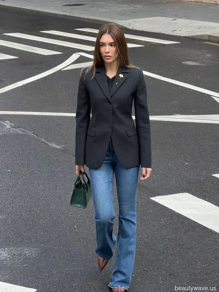 Wenn Sie Jeans zu einer Feiertagsveranstaltung tragen möchten, tragen Sie sie so, so und so.