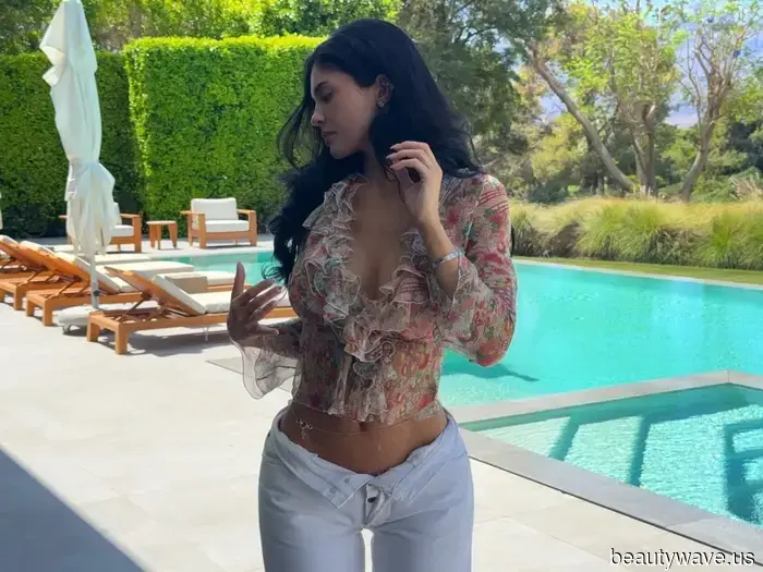Kylie Jenner ist bereits in der Wüste und trägt den einen Coachella-Trend, der nie alt wird.