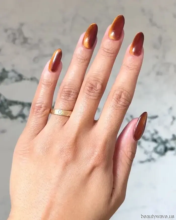 No Plata, No Oro&mdash;Esta Es la Tendencia de Uñas Metálicas que Está Dominando Este Diciembre