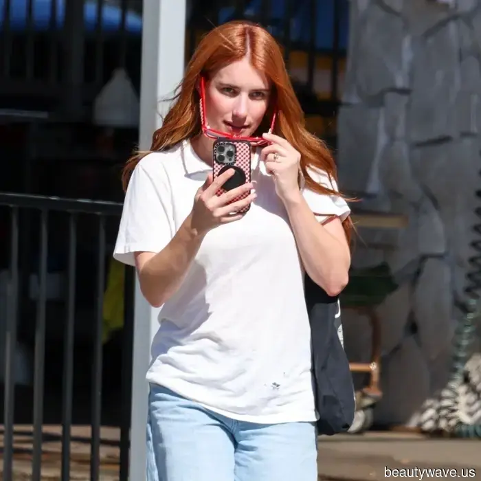 Forget about sneakers—baggy jeans and a white t-shirt look far more stylish with these timeless fall shoes.