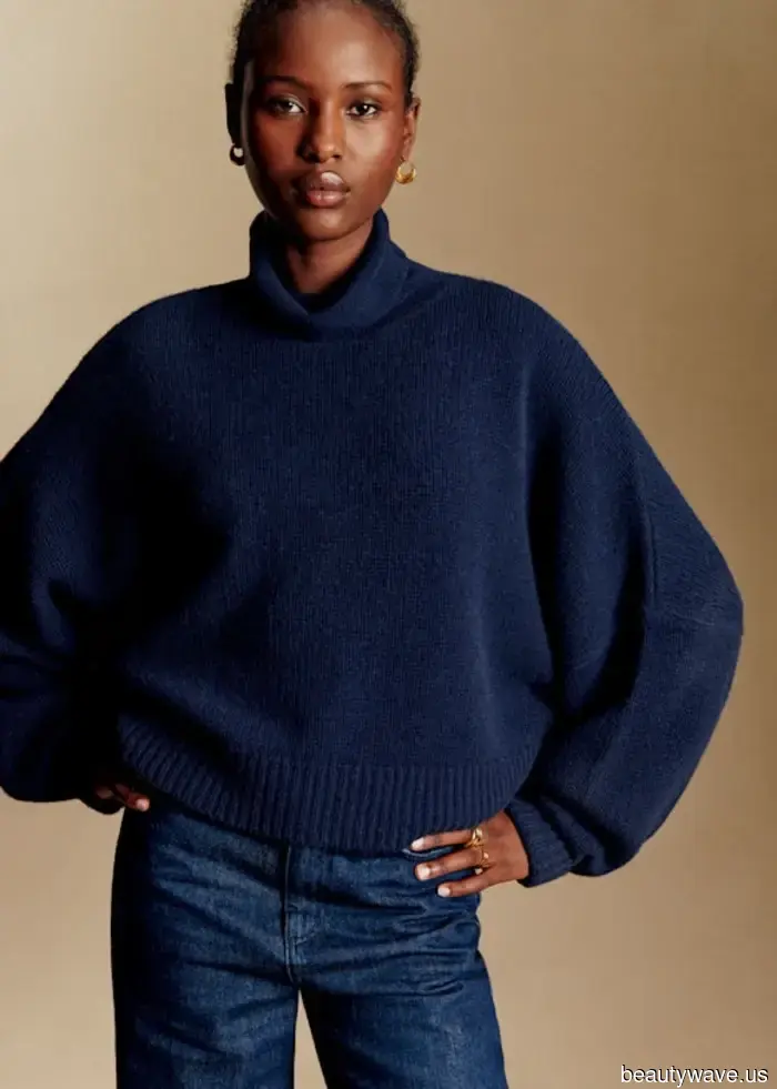 "Странный", но продвинутый способ, которым модные люди стилизуют свои свитера на осень 2025 года