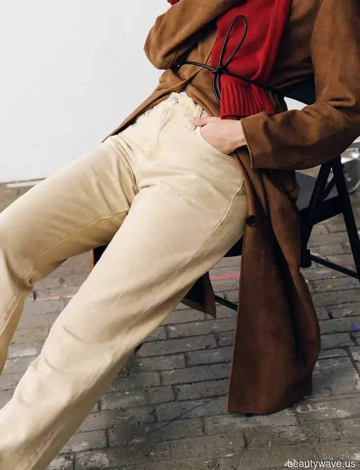 Move over, blue and black jeans—this unexpected denim hue is what all the fashion girls will be wearing in 2025.