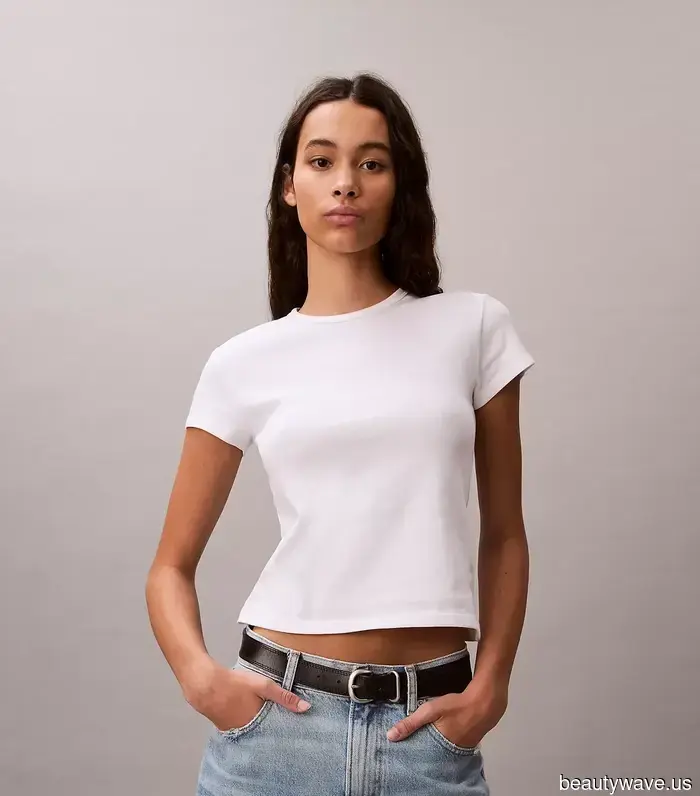 Modeleute sind sich einig, dass das Tragen von Baby-T-Shirts mit diesem Hosen-Trend sie elegant aussehen lässt.