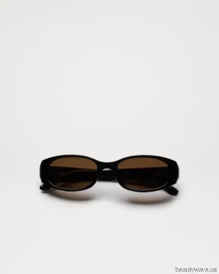 The hottest jeans color to pair with sandals this year has just been announced.