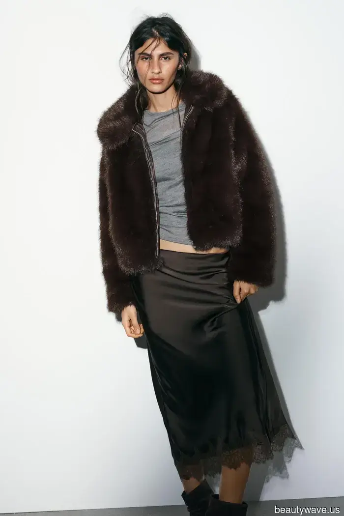 French women are unexpectedly abandoning their jeans in favor of this much more sophisticated trend— I decided to try it out myself.