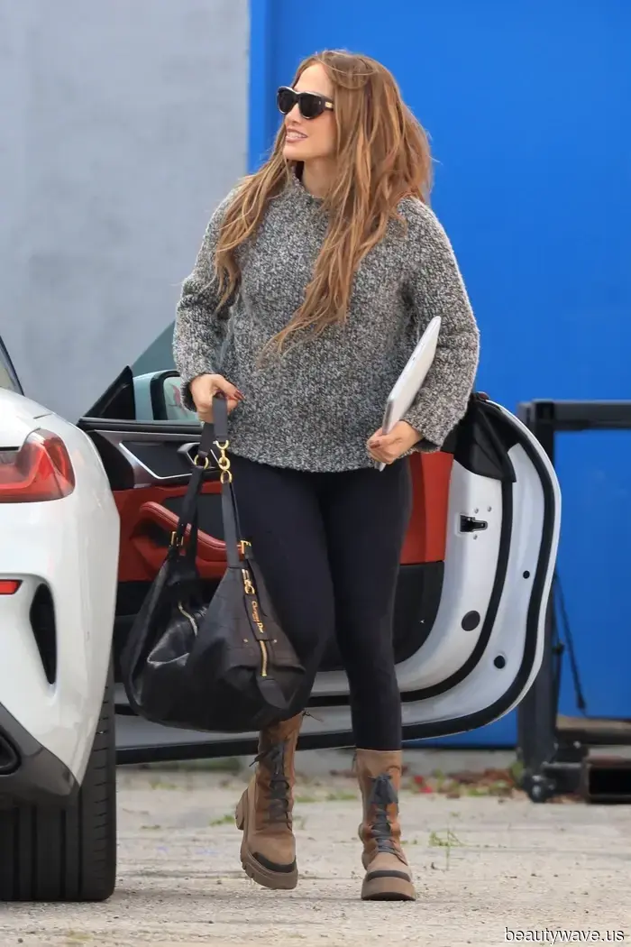 Jennifer Lopez hat gerade ihre charakteristischen Oberschenkelhohen Stiefel gegen diese Anti-Trend-Schuhe eingetauscht.