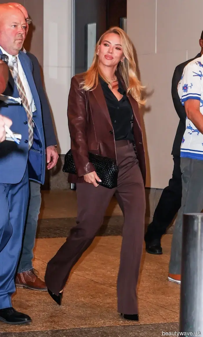 Questa tendenza specifica delle giacche ha reso i pantaloni basic di Scarlett Johansson così costosi a New York.