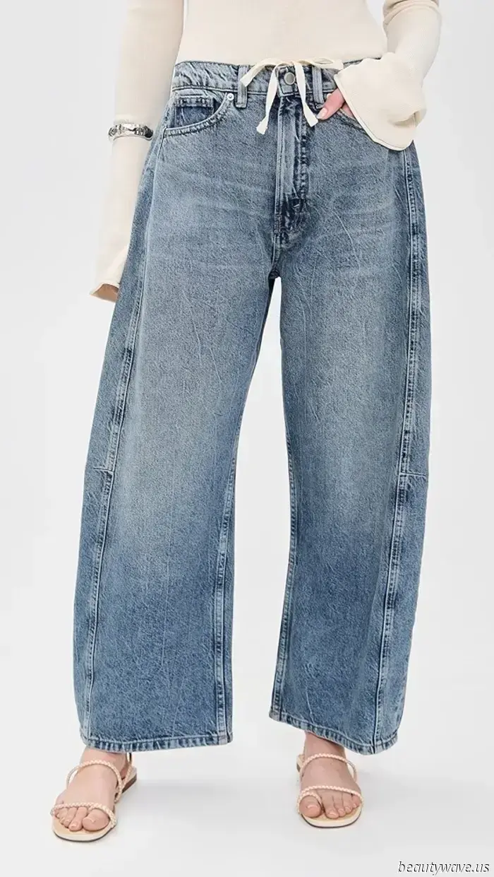 This summer denim trend is completely different from skinny jeans, and I’m noticing it everywhere.