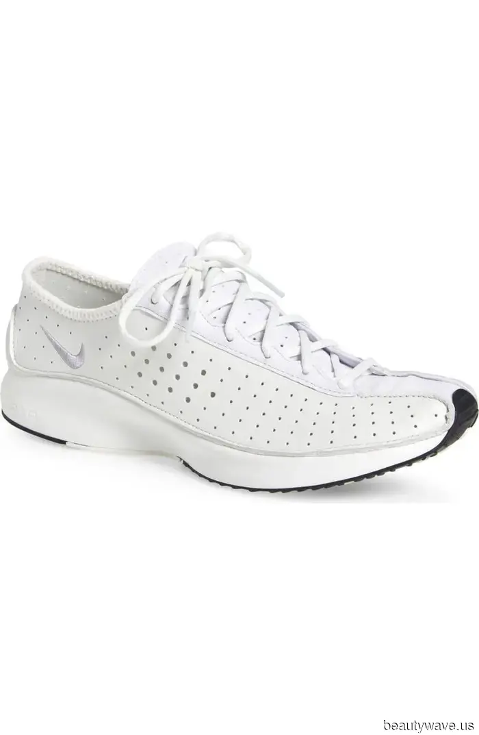 Jennifer Aniston trug gerade weit geschnittene Jeans mit den einzigen Sneakers, die niemals Gefahr laufen, aus der Mode zu kommen.