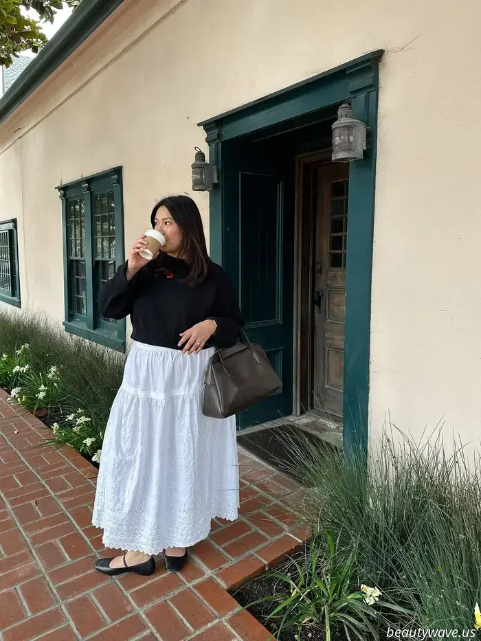 Las personas de la moda están dejando de usar sandalias en masa y en su lugar llevan elegantes zapatos planos que combinan con faldas blancas
