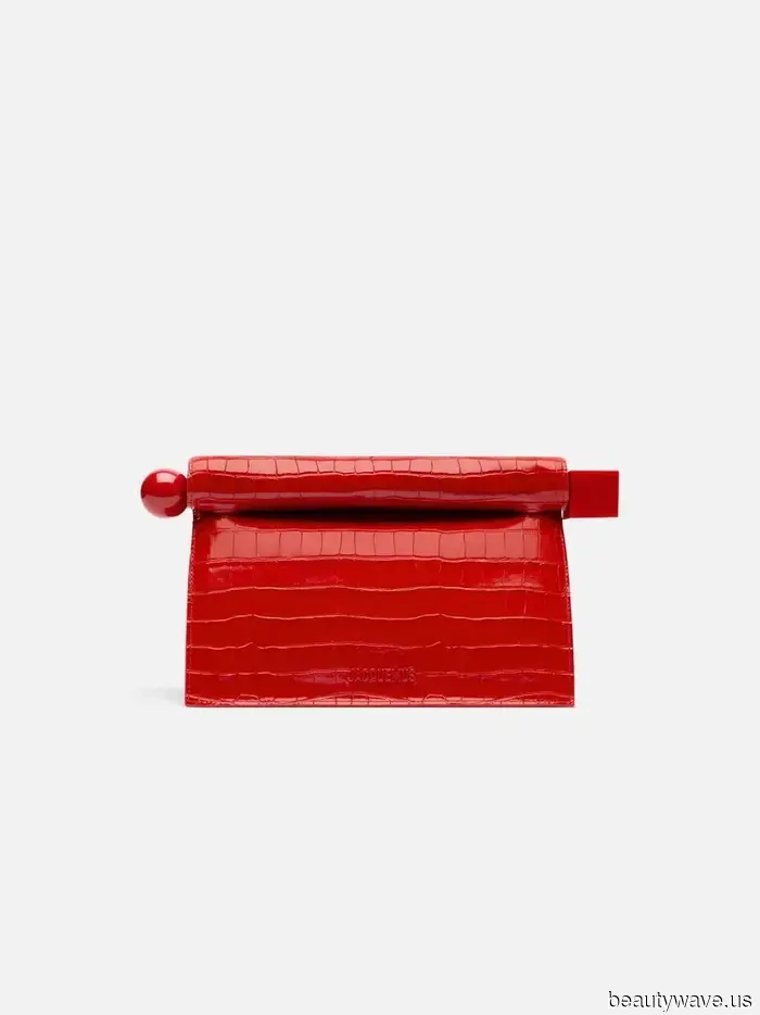 This is the chic bag style that will elevate the appearance of all your outfits, giving them a luxurious look.