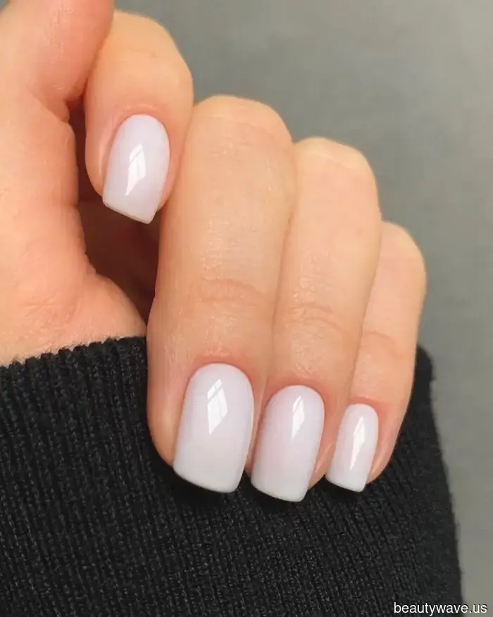 Nicht Chrome, Nicht Milky&mdash;"Marshmallow Nails" ist der elegante Maniküre-Trend, den man sich diesen Winter wünschen sollte.