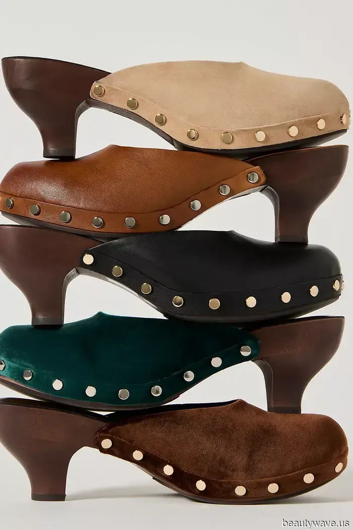 For your information: Fashion enthusiasts in Paris are pairing this "outdated" shoe trend with barrel-leg jeans.